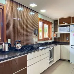 Casa com 272m², 4 dormitórios, 1 suíte, 3 vagas no bairro Igra Norte em Torres para Comprar