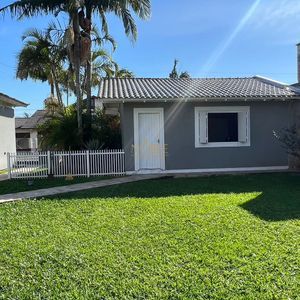 Sobrado com 290m², 4 dormitórios, 1 suíte, 2 vagas no bairro Igra Norte em Torres para Comprar