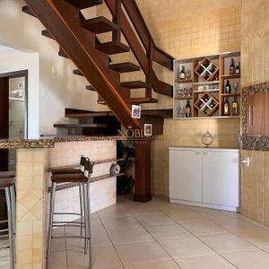 Casa com 300m², 3 dormitórios, 3 suítes, 4 vagas no bairro Centro em Torres para Comprar