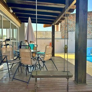 Sobrado com 350m², 4 dormitórios, 4 suítes, 2 vagas no bairro Centenário em Torres para Comprar