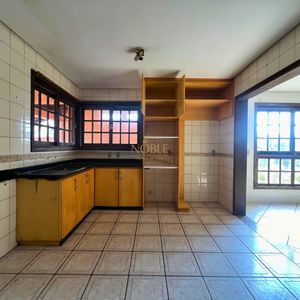 Casa, 6 dormitórios, 1 suíte, 4 vagas no bairro Stan em Torres para Comprar