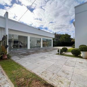 Casa com 600m², 4 dormitórios, 1 suíte, 4 vagas no bairro Igra Norte em Torres para Comprar