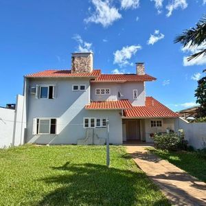 Casa com 209m², 3 dormitórios, 1 suíte, 2 vagas no bairro Igra em Torres para Comprar