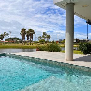 Casa de Condomínio com 348m², 4 dormitórios, 3 suítes, 2 vagas no Condomínio Ilhas Park em Torres para Comprar