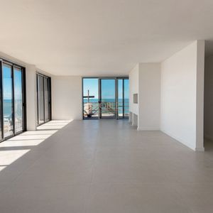 Cobertura com 385m², 4 dormitórios, 4 suítes, 4 vagas no Vanguard em Torres para Comprar