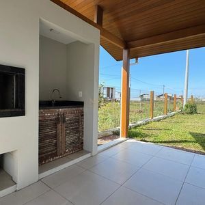 Casa com 95m², 2 dormitórios, 1 suíte, 2 vagas no bairro Praia Azul em Passo de Torres para Comprar