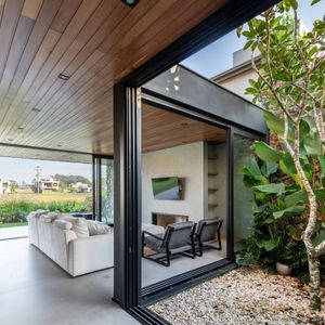 Casa de Condomínio com 244m², 4 dormitórios, 4 suítes, 2 vagas no Condomínio Ilhas Park em Torres para Comprar