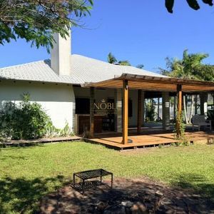 Casa com 156m², 3 dormitórios, 1 suíte, 4 vagas no bairro Praia Itapeva em Torres para Comprar