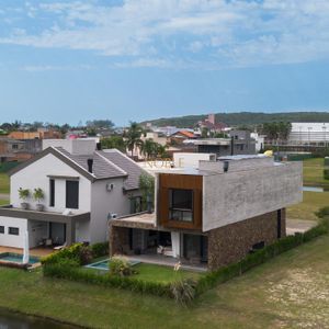 Casa de Condomínio com 244m², 4 dormitórios, 4 suítes, 2 vagas no Condomínio Ilhas Park em Torres para Comprar