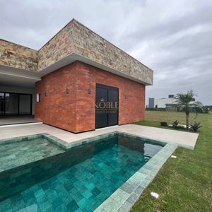 Casa de Condomínio com 220m², 3 dormitórios, 3 suítes, 2 vagas no Reserva das Águas em Torres para Comprar