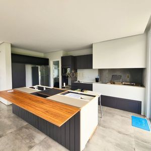 Casa de Condomínio com 357m², 5 dormitórios, 5 suítes, 2 vagas no Ocean Side em Torres para Comprar