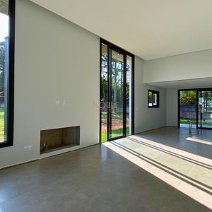 Casa com 201m², 3 dormitórios, 3 suítes, 2 vagas no Reserva das Águas em Torres para Comprar