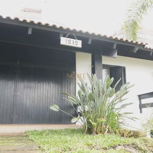 Casa com 260m², 5 dormitórios, 1 suíte, 2 vagas no bairro Praia Grande em Torres para Comprar
