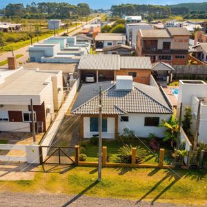 Casa com 125m², 3 dormitórios, 2 vagas no bairro Loteamento Caravelle em Passo de Torres para Comprar