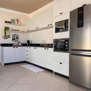 Casa com 300m², 3 dormitórios, 3 suítes, 4 vagas no bairro Centro em Torres para Comprar