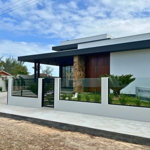 Casa com 288m², 4 dormitórios, 4 suítes, 4 vagas no bairro Bella Torres em Passo de Torres para Comprar