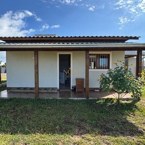 Casa com 95m², 2 dormitórios, 1 suíte, 2 vagas no bairro Praia Azul em Passo de Torres para Comprar