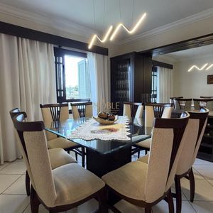 Casa com 252m², 5 dormitórios, 1 suíte, 2 vagas no bairro Centro em Torres para Comprar