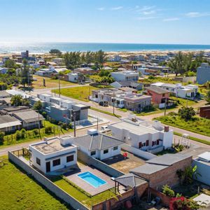 Casa com 125m², 3 dormitórios, 2 vagas no bairro Loteamento Caravelle em Passo de Torres para Comprar