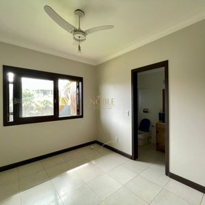 Casa com 180m², 4 dormitórios, 4 suítes, 2 vagas no bairro Praia da Cal em Torres para Comprar