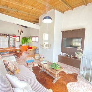 Casa com 300m², 5 dormitórios, 3 vagas no bairro Getúlio Vargas em Torres para Comprar