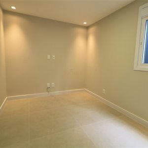 Sobrado com 220m², 5 dormitórios, 4 suítes, 3 vagas no bairro Stan em Torres para Comprar