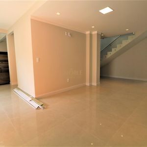 Sobrado com 220m², 5 dormitórios, 4 suítes, 3 vagas no bairro Stan em Torres para Comprar