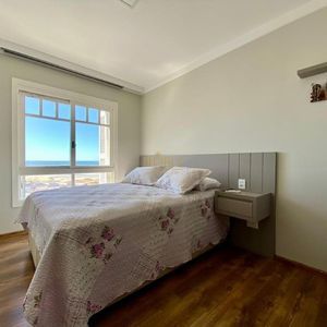 Apartamento com 186m², 3 dormitórios, 1 suíte, 4 vagas no Debret em Torres para Comprar