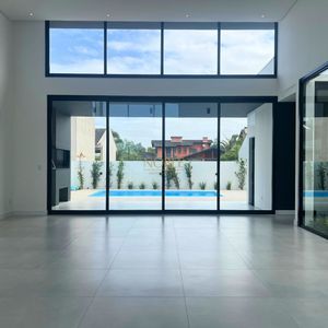 Casa com 288m², 4 dormitórios, 4 suítes, 4 vagas no bairro Bella Torres em Passo de Torres para Comprar