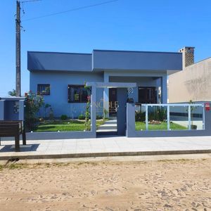 Casa, 3 dormitórios, 2 suítes, 2 vagas no bairro Loteamento Caravelle em Passo de Torres para Comprar