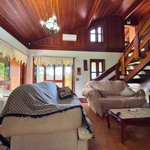 Casa com 220m², 4 dormitórios, 4 suítes, 2 vagas no bairro Igra Norte em Torres para Comprar