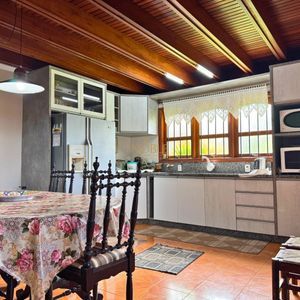 Casa com 220m², 4 dormitórios, 4 suítes, 2 vagas no bairro Igra Norte em Torres para Comprar