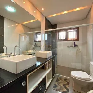 Casa com 272m², 4 dormitórios, 1 suíte, 3 vagas no bairro Igra Norte em Torres para Comprar