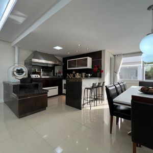 Casa com 600m², 4 dormitórios, 1 suíte, 4 vagas no bairro Igra Norte em Torres para Comprar