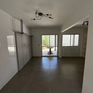 Sobrado com 350m², 5 dormitórios, 1 suíte, 4 vagas no bairro Centro em Torres para Comprar