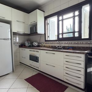 Casa com 252m², 5 dormitórios, 1 suíte, 2 vagas no bairro Centro em Torres para Comprar
