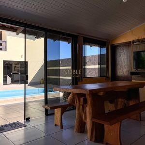 Casa com 300m², 3 dormitórios, 3 suítes, 4 vagas no bairro Centro em Torres para Comprar