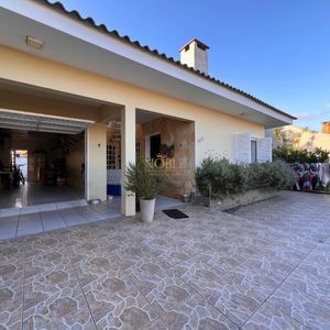 Casa com 184m², 3 dormitórios, 1 suíte, 2 vagas no bairro Igra Norte em Torres para Comprar