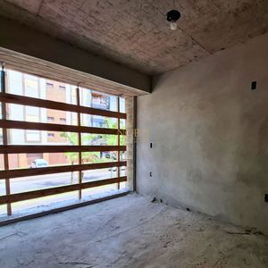 Apartamento com 83m², 2 dormitórios, 1 suíte, 1 vaga no Ed. Silva Jardim em Torres para Comprar