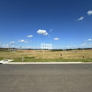 Vista de dentro do terreno para o condomínio