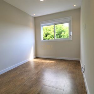 Sobrado com 220m², 5 dormitórios, 4 suítes, 3 vagas no bairro Stan em Torres para Comprar