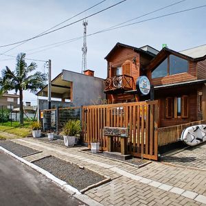 Pousada com 220m², 3 dormitórios, 1 suíte, 8 vagas no bairro Praia da Cal em Torres para Comprar