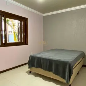 Casa com 148m², 3 dormitórios, 1 suíte, 2 vagas no bairro Morada das Palmeiras em Torres para Comprar