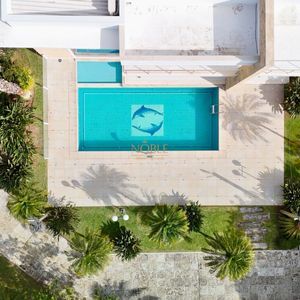 Casa com 600m², 4 dormitórios, 1 suíte, 4 vagas no bairro Igra Norte em Torres para Comprar