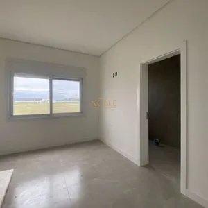 Casa com 161m², 3 dormitórios, 3 suítes, 2 vagas no Lake Cond. Resort em Torres para Comprar