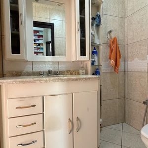 Casa com 252m², 5 dormitórios, 1 suíte, 2 vagas no bairro Centro em Torres para Comprar