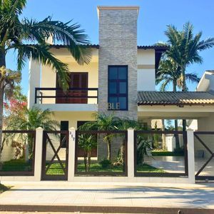 Casa com 240m², 4 dormitórios, 2 suítes, 2 vagas no bairro Praia Paraíso em Torres para Comprar