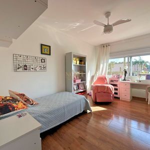 Sobrado com 350m², 4 dormitórios, 4 suítes, 2 vagas no bairro Centenário em Torres para Comprar