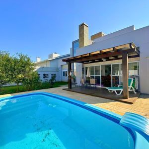 Sobrado com 350m², 4 dormitórios, 4 suítes, 2 vagas no bairro Centenário em Torres para Comprar