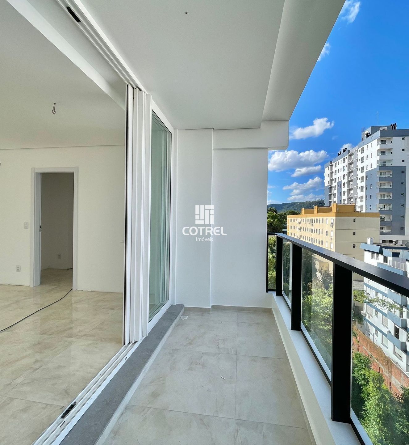 Apartamento 2 dormitórios, suíte e 2 vagas de garagem no Bairro Centro